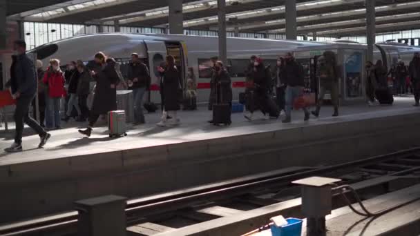 Marzo 2022 Munich Alemania Tren Deutsche Bahn Ice Encuentra Plataforma — Vídeo de stock