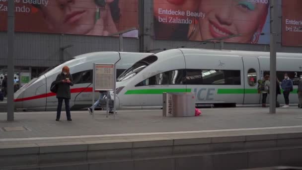 2022 도이치 Ice 열차는 정차하며 승객들 차에서 Munchen Hbf Intercity — 비디오