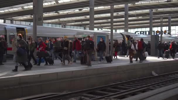 2022年3月20日 慕尼黑 德国铁路Ice列车站在慕尼黑Hauptbahnhof月台上 许多乘客下车步行穿过车站 Munchen Hbf 城际快车 — 图库视频影像
