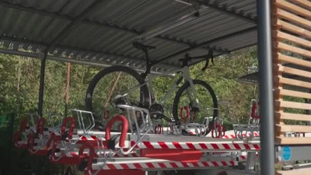 Bicicleta Estacionada Estacionamento Moderno Dois Andares Segundo Nível Infra Estrutura — Vídeo de Stock