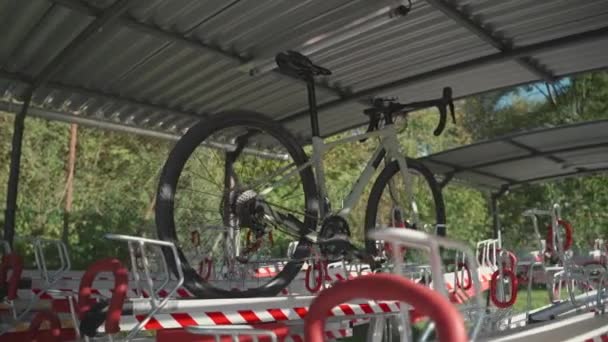 Велосипед Хранится Двухуровневой Современной Парковке Втором Этаже Инфраструктура Велосипедов Современное — стоковое видео