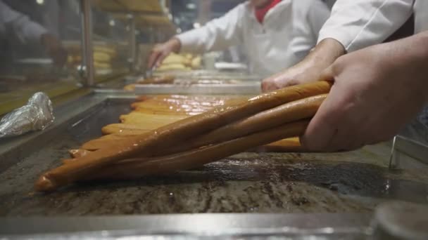 Close Cooks Hand Frying Bavarian Sausages Evening Fair Germany Munich — Vídeos de Stock
