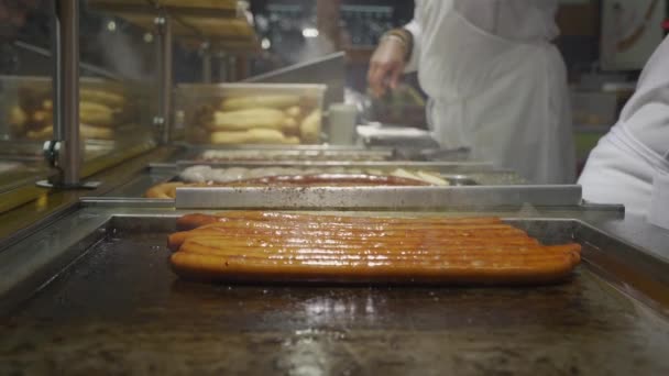 알아볼 수없는 저녁에 시장에서 전통적 바베큐 우로스 소시지를 요리하는 독일의 — 비디오