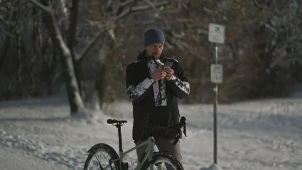 Gps 라우팅 오프라인 스마트폰으로 자전거타기는 여행의 메시지와 방향을 확인하기 겨울에 — 비디오