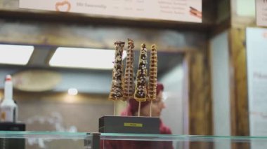 Churros, Almanya, Münih 'teki Weihnachtsmarkt Noel pazarında bir sokak yemeği festivalinde tezgah açtı. Pazarda satılık Churros. Fast food tatlısı. Churros sokak yemekleri hamur ve şekerden yapılır.. 