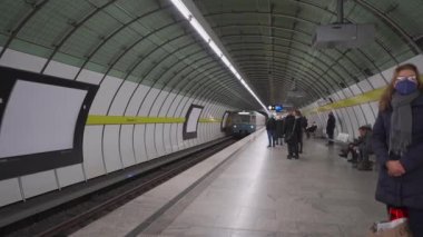 15 Kasım 2022 Münih, Almanya. U-Bahnhof Odeonsplatz. U-bahn Linien U4 ve U5. Muenchen 'deki Odeonsplatz metro istasyonu. İç mekan, perondaki ve trenlerdeki yolcular. Bavyera 'da toplu taşıma