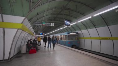 15 Kasım 2022 Münih, Almanya. U-Bahnhof Odeonsplatz. U-bahn Linien U4 ve U5. Muenchen 'deki Odeonsplatz metro istasyonu. İç mekan, perondaki ve trenlerdeki yolcular. Bavyera 'da toplu taşıma