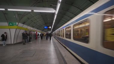 November 15, 2022 Munich, Germany. U-Bahnhof Odeonsplatz. U-bahn Linien U4 und U5. Odeonsplatz subway station in Muenchen. Interior, passengers on platform and trains. Public transportation in Bavaria