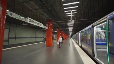 15 Kasım 2022 Münih, Almanya. U-Bahnhof Odeonsplatz. U-bahn Linien U4 ve U5. Muenchen 'deki Odeonsplatz metro istasyonu. İç mekan, perondaki ve trenlerdeki yolcular. Bavyera 'da toplu taşıma