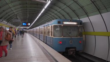 15 Kasım 2022 Münih, Almanya. U-Bahnhof Odeonsplatz. U-bahn Linien U4 ve U5. Muenchen 'deki Odeonsplatz metro istasyonu. İç mekan, perondaki ve trenlerdeki yolcular. Bavyera 'da toplu taşıma