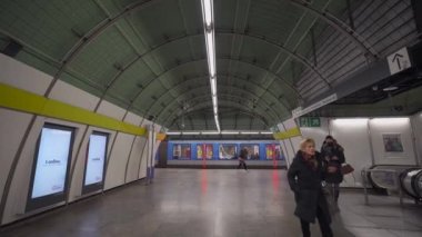 November 15, 2022 Munich, Germany. U-Bahnhof Odeonsplatz. U-bahn Linien U4 und U5. Odeonsplatz subway station in Muenchen. Interior, passengers on platform and trains. Public transportation in Bavaria
