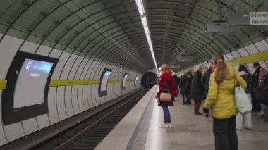 November 15, 2022 Munich, Germany. U-Bahnhof Odeonsplatz. U-bahn Linien U4 und U5. Odeonsplatz subway station in Muenchen. Interior, passengers on platform and trains. Public transportation in Bavaria