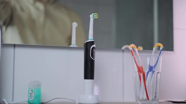 Mann Entfernt Elektrische Zahnbürste Und Putzt Zähne Vor Der Arbeit — Stockvideo