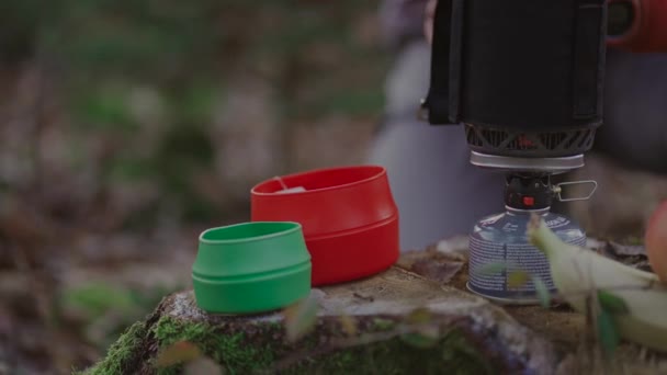 Man Wandelaar Maakt Thee Tijdens Het Kamperen Kokend Water Brander — Stockvideo