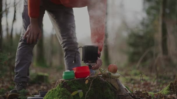 Outdoor Traveler Preparing Tea Using Integrated System Pot Gas Stove — Vídeos de Stock