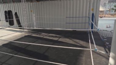 Sokak spor salonundaki boks ve dövüş sanatları alanında bir sürü kum torbası var. Spor, dövüş ve kum torbalarıyla tekmeleme sporları için şehir dışında bir alan. Boks eğitimi için kendi ellerimle yaptım.. 