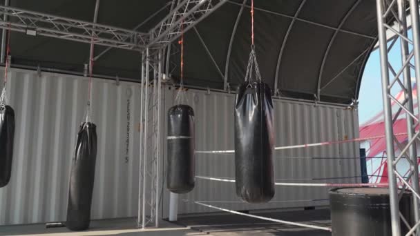 Salle Gym Plein Air Pour Combat Boxe Avec Des Sacs — Video
