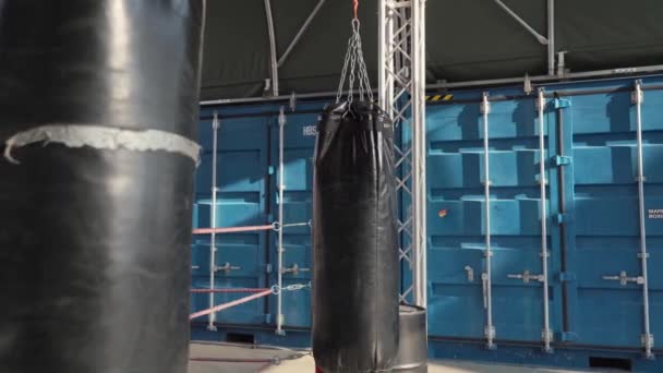 Порожня Зона Боксу Бойових Мистецтв Вуличному Тренажерному Залі Багатьма Мішками — стокове відео