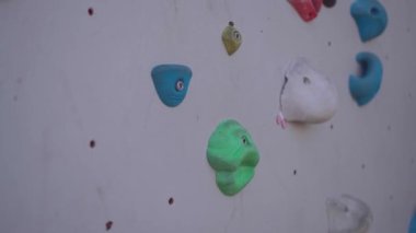 Kapalı alan eğitimi için yapay tırmanma duvarı. Renkli sapları ve yeni başlayanlar ve çocuklar için yol işaretleri var. Çocuklar için açık hava aktiviteleri için çarklar ve tırmanma duvarı. Yapay duvardaki kaya parçası