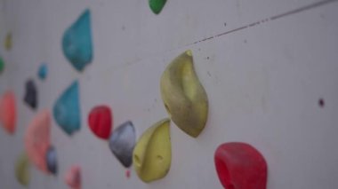 Kapalı alan eğitimi için yapay tırmanma duvarı. Renkli sapları ve yeni başlayanlar ve çocuklar için yol işaretleri var. Çocuklar için açık hava aktiviteleri için çarklar ve tırmanma duvarı. Yapay duvardaki kaya parçası