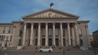 10 Nisan 2022. Münih. Almanya. Ulusal Münih Tiyatrosu, Deutschland, Muenchen 'deki Max-Joseph-Platz Meydanı' nda yer alıyor. Bavyera Devlet Operası. Bayerische Staatsoper, Eyalet Balesi ve Orkestrası. 