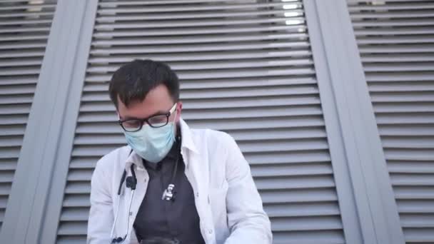 Médico Joven Con Exceso Trabajo Que Quita Máscara Médica Protectora — Vídeo de stock