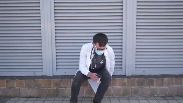 Cansado Jovem Médico Tira Máscara Médica Vem Descansar Tomar Café — Vídeo de Stock
