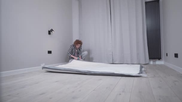 Ώριμη Γυναίκα Ξεπακετάρει Νέο Στρώμα Κρεβατιού Ενώ Κινείται Νέο Διαμέρισμα — Αρχείο Βίντεο