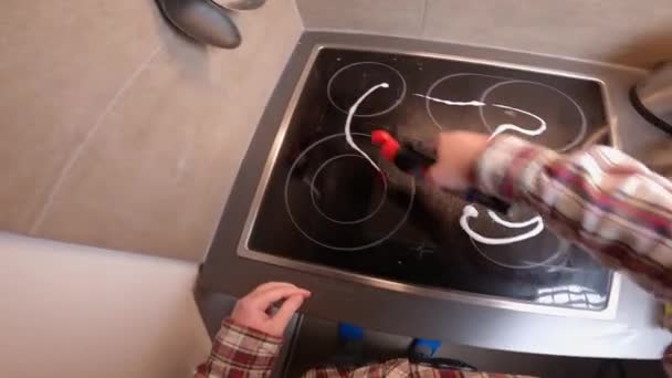 Руки Жінка Очищає Миє Кухонну Індукційну Плиту Вдома Кухні Концепція — стокове відео