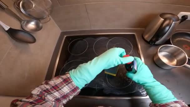 Eller Süngerle Temizlenmiş Cilalanmış Evdeki Sobanın Seramik Yüzeyi Için Özel — Stok video