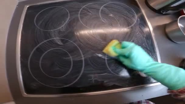 Ręce Czyszczone Polerowane Gąbką Specjalnym Detergentem Ceramicznej Powierzchni Pieca Domu — Wideo stockowe