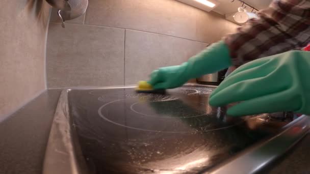 Жінка Очищає Руки Маскує Індукційну Варильну Панель Кухонному Будинку Концепція — стокове відео