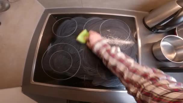 Kadın Elleri Mutfak Evinde Indüksiyon Fırınını Temizleyip Paspaslıyor Oda Servisi — Stok video