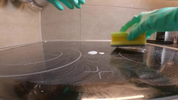 Mãos Mulher Limpa Lava Cozinha Fogão Indução Casa Cozinha Conceito — Vídeo de Stock