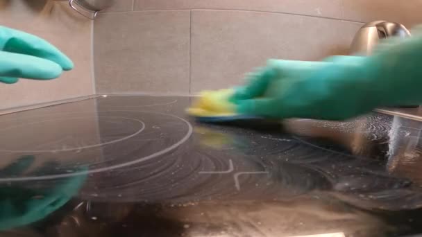 Mãos Limpas Polidas Com Esponja Detergente Especial Para Superfície Cerâmica — Vídeo de Stock