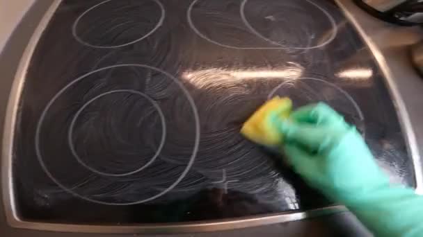 Γυναίκα Χέρια Καθαρισμού Και Σφουγγάρισμα Μια Επαγωγική Βάση Εστιών Στην — Αρχείο Βίντεο