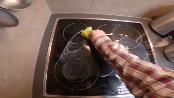 Eller Kadın Mutfakta Mutfak Indüksiyon Sobasını Temizler Yıkar Oda Servisi — Stok video