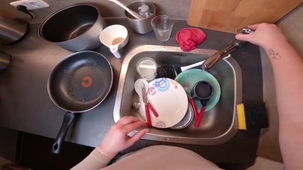 Мытье Посуды Вид Сверху Руки Женщины Первого Лица Просматривают Мытье — стоковое видео