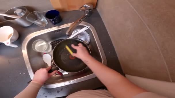 洗碗时俯瞰四周 在厨房的洗碗池里 第一个看到家里洗碗的人是女性 做家务和料理家务 家庭纠纷和家庭清洁 Pov洗家庭用品 — 图库视频影像