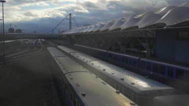 Muenchen Bei İstasyonu 'ndaki U-Bahn Frottmaning. U-Bahnhof Froettmaning. Almanya 'da metro istasyonu, yel değirmeni ve metro istasyonu Münih görünüyor. 6 numara. Allianz Arena 'da. Freimann. Munchen 'in Stadyumu. 