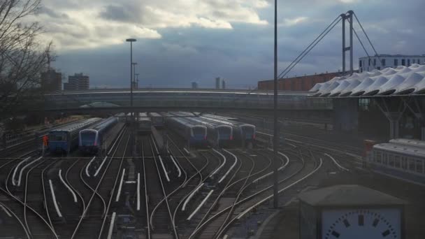 Bahn Stasiun Muenchen Bei Frottmaning Bahnhof Froettmaning Pemandangan Stasiun Bawah — Stok Video
