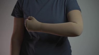 Varis, lenf iltihabı, eklem iltihabı, tenis dirseği, trombofil ve trombofil iltihabını desteklemek için sıkıştırma kolu. Klinik örgüler. Sıkıştırılmış çorap. Ameliyattan sonra tromboza karşı terapi. 
