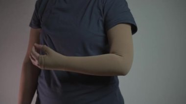 Varis, trombofil ve trombofil iltihabının tedavisi için tıbbi el kompresyonu çorapları. Sıkıştırılmış örgü. Hastane çorabı elindeydi. Lenf kanseri, eklem iltihabı için el desteği. 