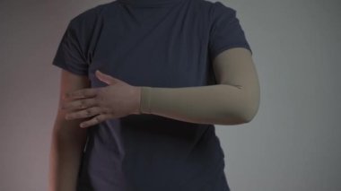 Sıkıştırma kolu. Sıkıştırılmış çorap ürünleri. Varisli damarların, trombozun, trombofil iltihabının ve venöz terapinin kol tedavisi için tıbbi çoraplar. Klinik örgü giysileri. Lympedema, Artrit. 