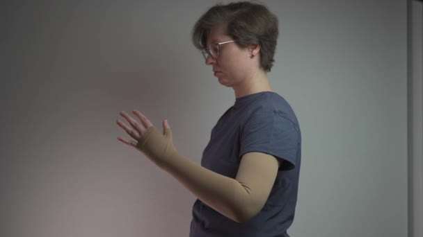 Stoking Kompresi Tangan Medis Untuk Pengobatan Berbagai Vena Trombosis Dan — Stok Video