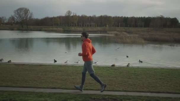 Jongeman Sportkleding Joggen Door Park Meer Herfst Duitsland München Trainen — Stockvideo