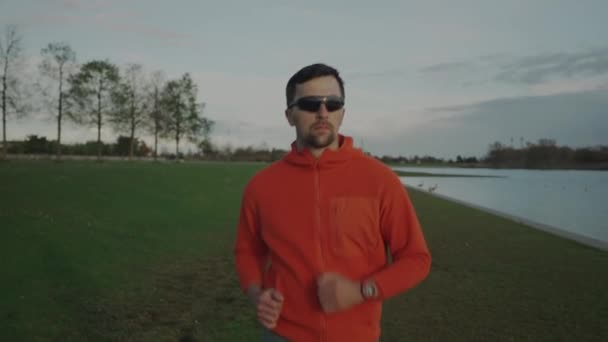 Tânăr Îmbrăcăminte Sport Alergând Lacul Parc Toamna Germania München Antrenamente — Videoclip de stoc