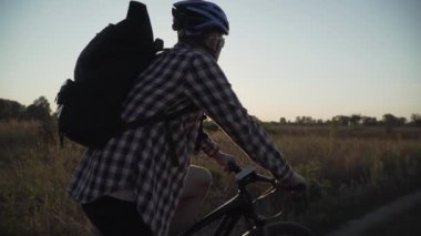 Macera sporu. Dağ bisikletçisi doğa yolunda gidiyor. Bisikletçi tek pistte dışarı çıkıyor. Erkek sporcu dağ bisikletçisi kır yolunda. Sağlıklı bir yaşam tarzı. Kırsal yolda bisikletle seyahat et..