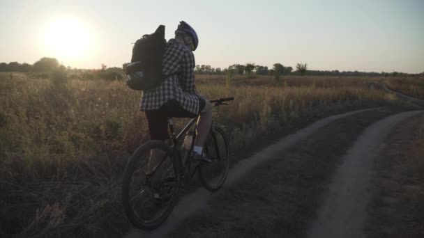 Mountain Bike Rider Con Navigatore Alla Ricerca Qualcosa Sullo Schermo — Video Stock