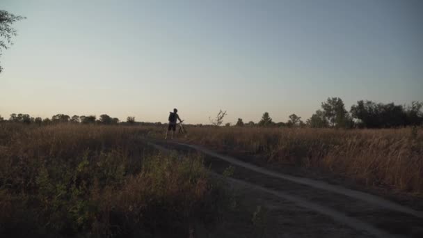 Человек Исследует Однопутную Тропу Горном Велосипеде Летом Спортсмен Альпинист Ездит — стоковое видео